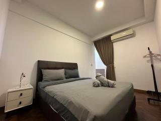 Spacious Comfy 8pax, 3 Bedroom, 2 Car Park, The Landmark - 1