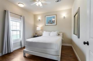 Fully-furnished 4BR Condo Near FQ - 7