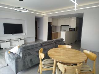 Cozy 2 Bedroom Apartment-Airport Pick Up Available - 8