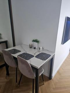 NG Charm in Old Town Apt w-Terrace & Netflix - 3