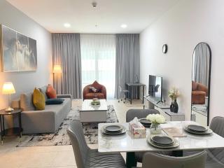 Sea view 1 BR Flat, Luxury amenities, Near Beach & Tram with FREE Parking in Dubai Marina - 8