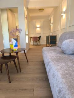 Chic Athenian Apartment by the Riviera - 8