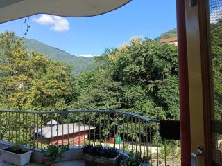 Pennylane Hotel - Aesthetic Mountain View Rooms With Tropical Garden, Netflix, Pottery Studio, Free Airport Pickup for 7 or more nights stay, 2 minute walk to ganga river in tapovan - Rishikesh - 4