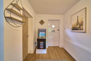 High Wycombe Stays Modern 4 Bed, 2 Bath Home with Garden Sleeps 9 - 5