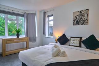 High Wycombe Stays Modern 4 Bed, 2 Bath Home with Garden Sleeps 9 - 2