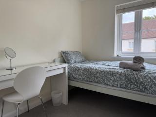 Spacious 3 Bed House in Horsham - 6