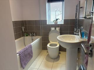 Spacious 3 Bed House in Horsham - 4