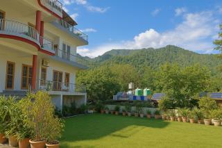 Pennylane Hotel - Aesthetic Mountain View Rooms With Tropical Garden, Netflix, Pottery Studio, Free Airport Pickup for 7 or more nights stay, 2 minute walk to ganga river in tapovan - Rishikesh - 8