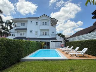 Mini-Me HUBS, Charm Suites & Pool in Old City - 8