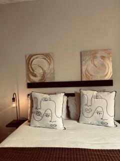 Pink Lopez Guest House - 3