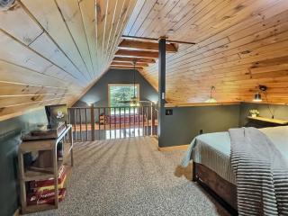 Cabin in Ellicottville, Fire Place & Hot Tub - 1