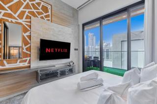 Stunning Burj Views, Canalfront Luxury Escape, Huge Balcony - 8