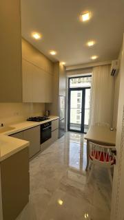 Bright Central Apartment with Park & City Views - Baku - 3