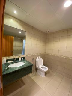 Modern 2 BHK Apt in Dubai - 5