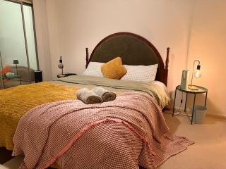 The Grand Book Nook Retro Stay - Luxury King mattress with Flat TV - Private walk in book lounge & Study - 3