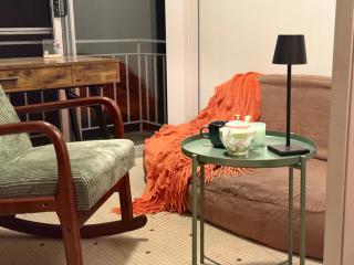 The Grand Book Nook Retro Stay - Luxury King mattress with Flat TV - Private walk in book lounge & Study - 4