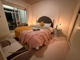 The Grand Book Nook Retro Stay - Luxury King mattress with Flat TV - Private walk in book lounge & Study - 8