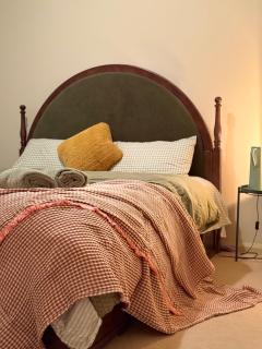 The Grand Book Nook Retro Stay - Luxury King mattress with Flat TV - Private walk in book lounge & Study - 9