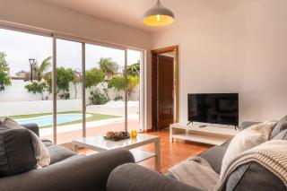 Villa adosada con piscina privada - 1