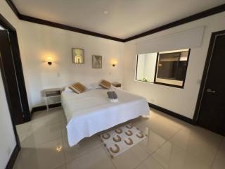 Fully Equipped 3 beds 2 cars 20-min airport - 0