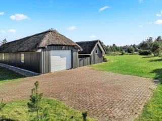 Holiday Home Ansine - 1-2km from the sea by Interhome - 4