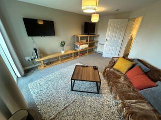 Spacious 2-Bedroom Flat Near Shops & Transport - 0