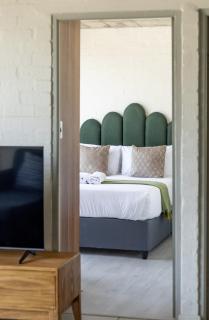Stylish Urban Sanctuary - 8