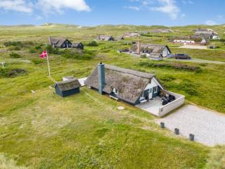 Holiday Home Hen - 400m from the sea by Interhome - 4