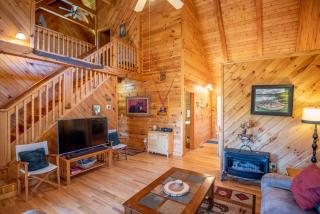 Serene & Cozy 3bd Cabin- Dogs Welcome, Hot Tub, Mins to Parkway - 4