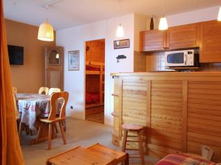 2P tout confort face aux pistes, proche commerces, 6 couchages, balcon S-E, parking, casier à skis - FR-1-572-97 - 8