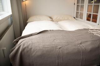 Central Spacious Studio Apt I 5 Minutes to Metro - 3
