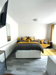 Modern Private En-suite & kitchenette With 40inch TV - 6