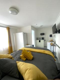 Modern Private En-suite & kitchenette With 40inch TV - 2