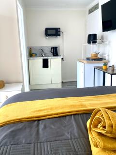 Modern Private En-suite & kitchenette With 40inch TV - 1
