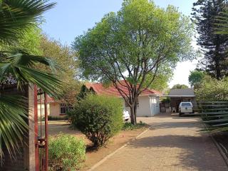 JM TOURS & SAFARIS GUEST House - 8