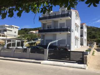 Grey Gold apartment 80m from the beach - 9