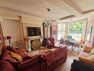 Whitchurch Clock Tower Apartment - 8