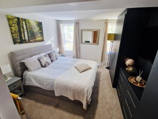 Whitchurch Clock Tower Apartment - 7