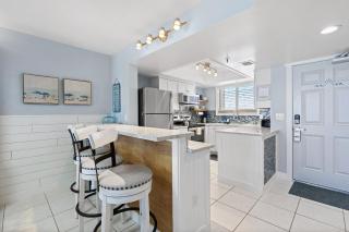Remodeled Oceanfront Condo - Balcony, Beach, Pool - 0