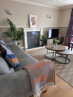 3BR House with Parking 10 Mins to Airport Sleeps 6 - 0