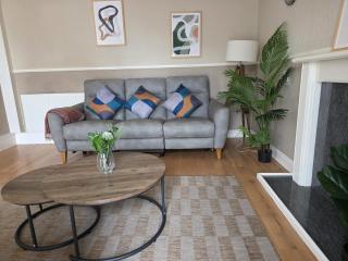 3BR House with Parking 10 Mins to Airport Sleeps 6 - 9