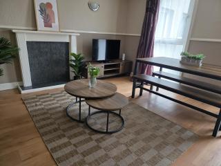 3BR House with Parking 10 Mins to Airport Sleeps 6 - 6