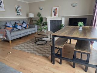 3BR House with Parking 10 Mins to Airport Sleeps 6 - 4