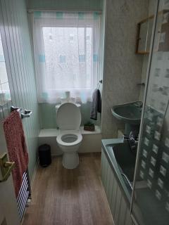 3BR House with Parking 10 Mins to Airport Sleeps 6 - 3