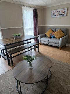 3BR House with Parking 10 Mins to Airport Sleeps 6 - 1