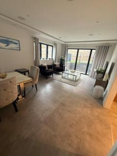 Luxury 4BR 4BA Smart Home with Smart Features, Garden, Balcony & Parking in Gerrards Cross SL9 - 9