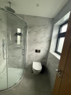 Luxury 4BR 4BA Smart Home with Smart Features, Garden, Balcony & Parking in Gerrards Cross SL9 - 8