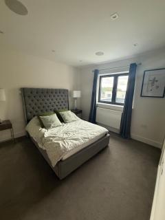 Luxury 4BR 4BA Smart Home with Smart Features, Garden, Balcony & Parking in Gerrards Cross SL9 - Moffat - 7