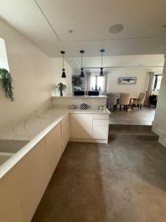 Luxury 4BR 4BA Smart Home with Smart Features, Garden, Balcony & Parking in Gerrards Cross SL9 - 3