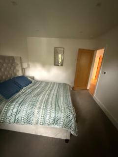 Luxury 4BR 4BA Smart Home with Smart Features, Garden, Balcony & Parking in Gerrards Cross SL9 - Moffat - 1